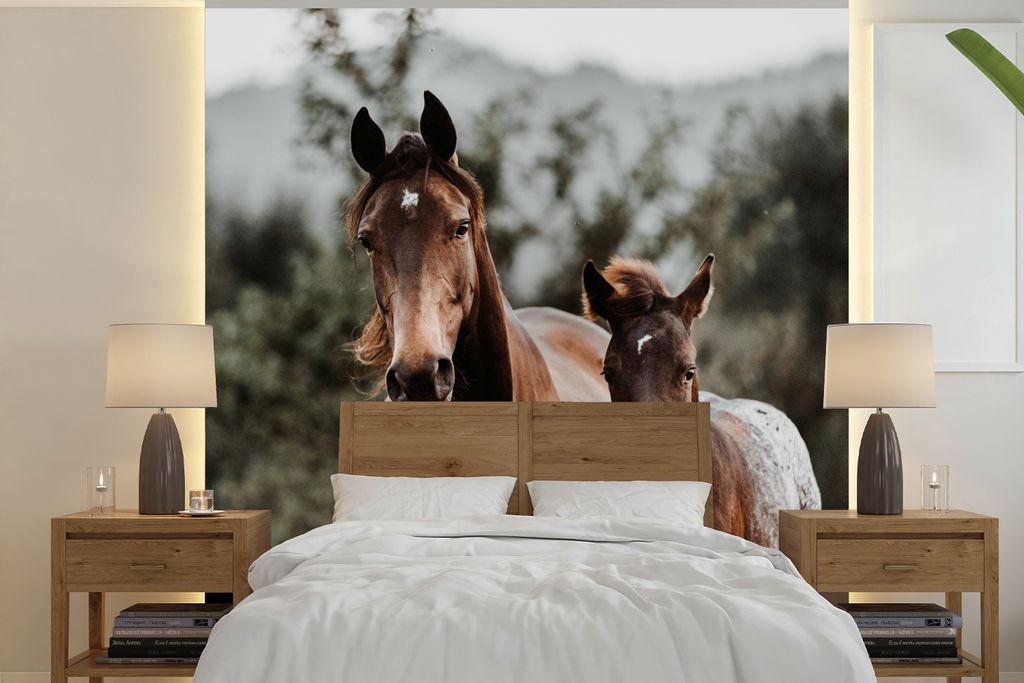 MuchoWow Fototapete für Wohnzimmer oder Schlafzimmer Wandtapete Vinyl Motivtapete Pferde - Wald - Berge - 300x300 cm - Wanddekoration