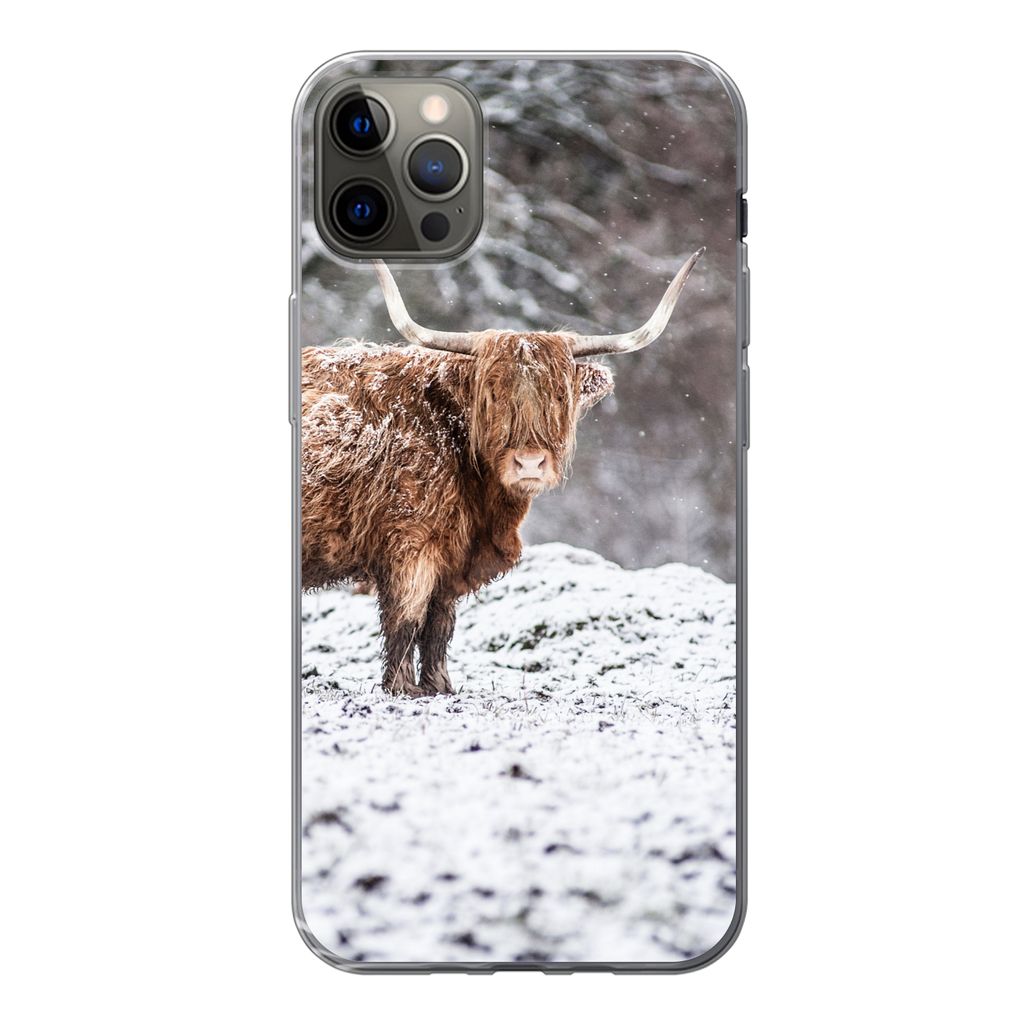 MuchoWow Handyhülle Schutzhülle Hülle für iPhone 13 Pro Max Schottischer Highlander - Baum - Schnee Silikon Softcase Handy Hülle - Mobiltelefon