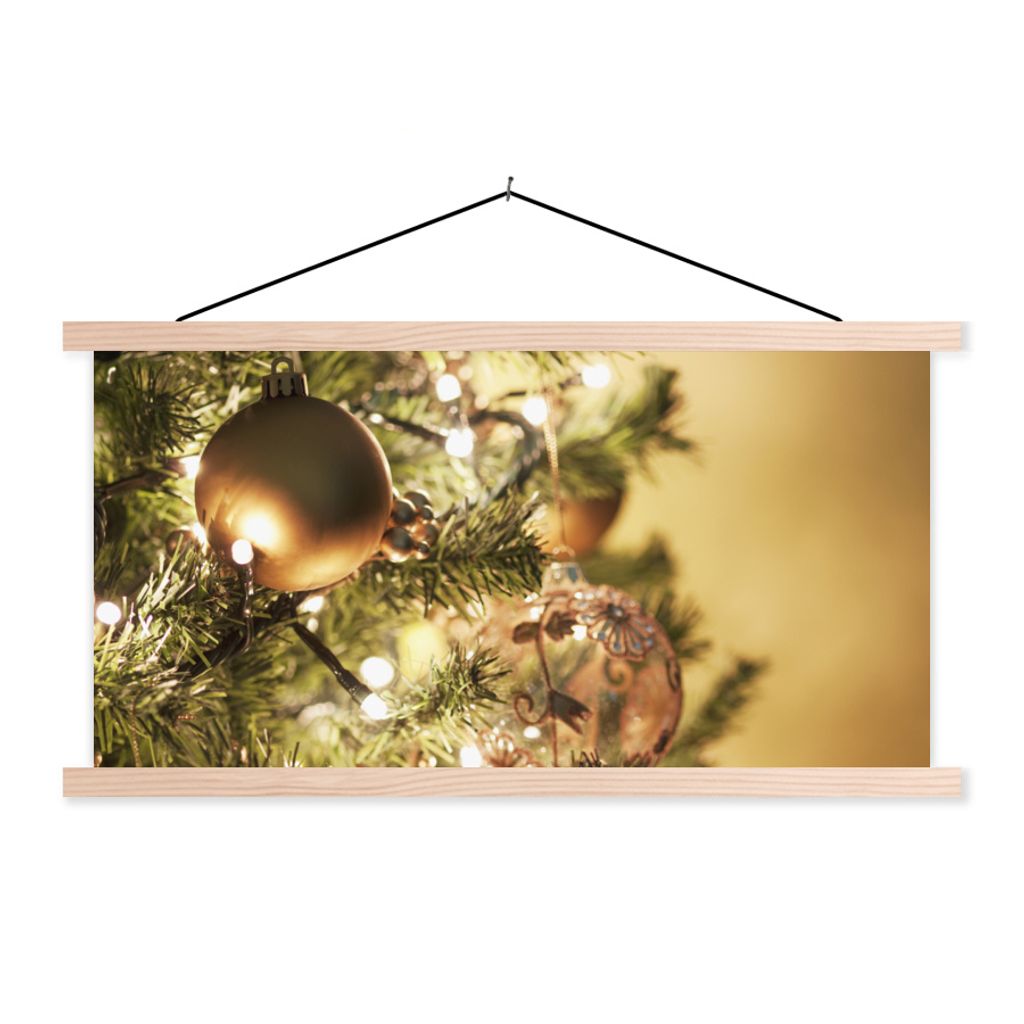 MuchoWow Textilposter Ein Weihnachtsbaum mit bunten Kugeln 60x30 cm mit holzfarbenen Rahmen - Dekoration