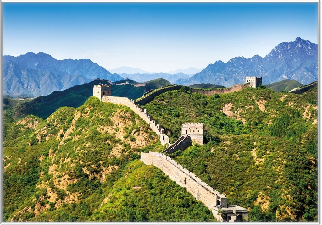 Wallario Wandbild Die Chinesische Mauer - Wahrzeichen in China im Sommer, Größe: 70,30 x 100,30 cm, Poster mit weißem Kunststoffrahmen