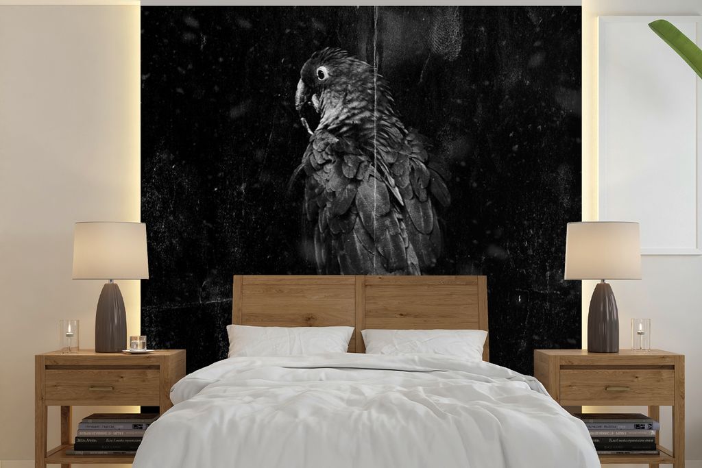 MuchoWow Fototapete für Wohnzimmer oder Schlafzimmer Wandtapete Vinyl Motivtapete Goldener Papagei auf einem strukturierten schwarzen Hintergrun...