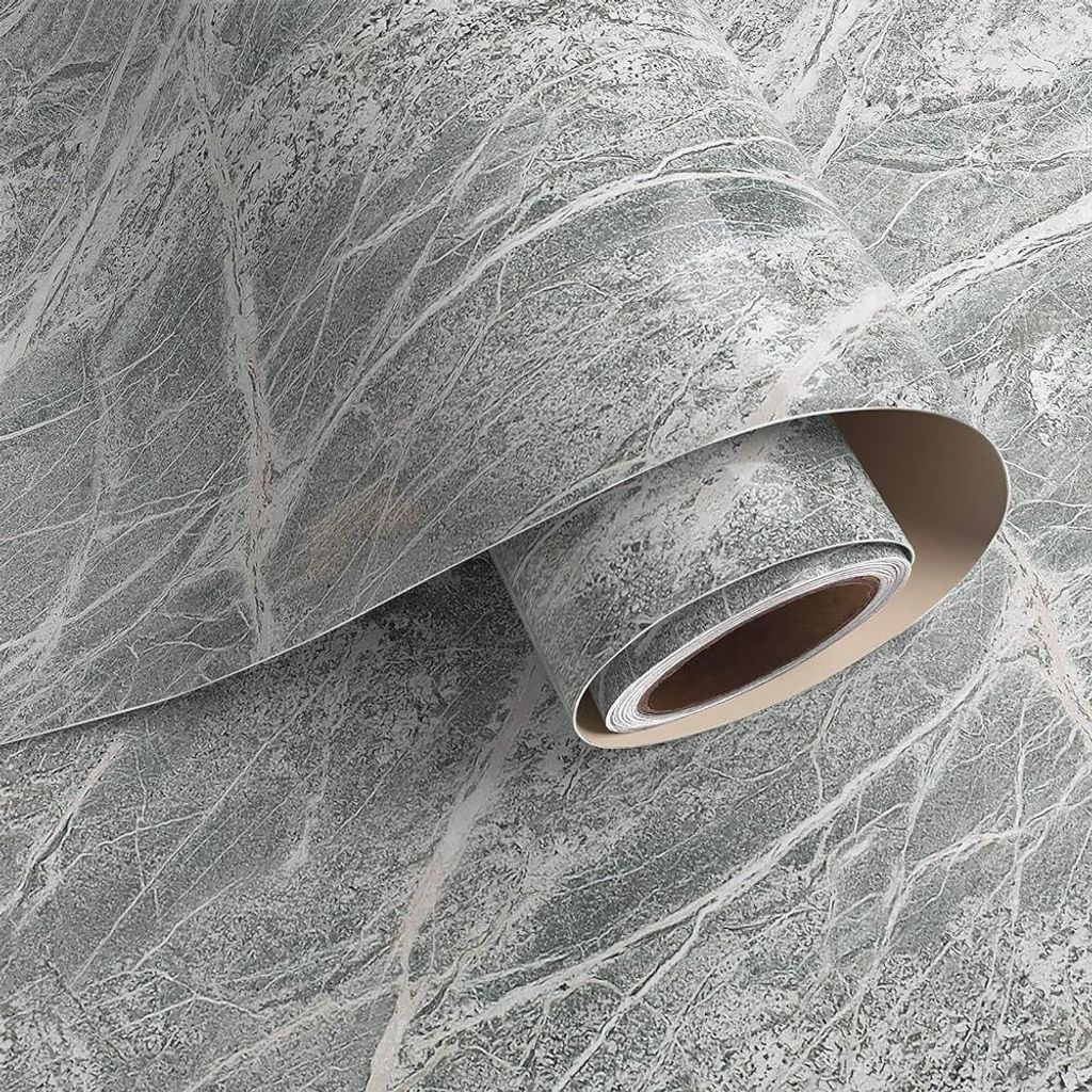 Rolle mit grau-weißem Marmormuster-Tapete, teilweise abgerollt, um das Design zu zeigen
