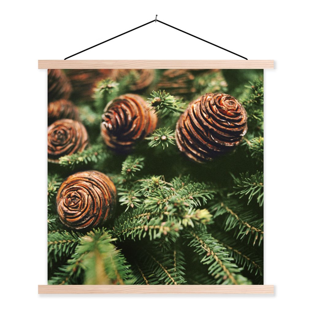 MuchoWow Textilposter Eine Nahaufnahme von Tannenzapfen am Weihnachtsbaum 120x120 cm mit holzfarbenen Rahmen - Textil-Poster