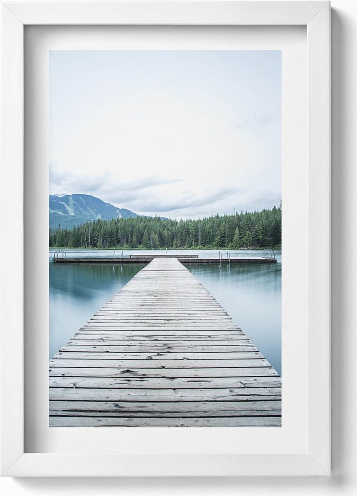 Holzsteg an einem See in den Bergen– Wandbild mit Rahmen – Gerahmtes Bild – Wanddekoration – 20x30 cm – Weiß