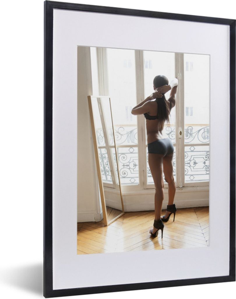 MuchoWow MuchoWow Gerahmtes Poster Frau in Dessous steht vor einem Spiegel im Hotelzimmer 30x40 cm - Poster mit zchwarzem Bilderrahmen - Wandpo...