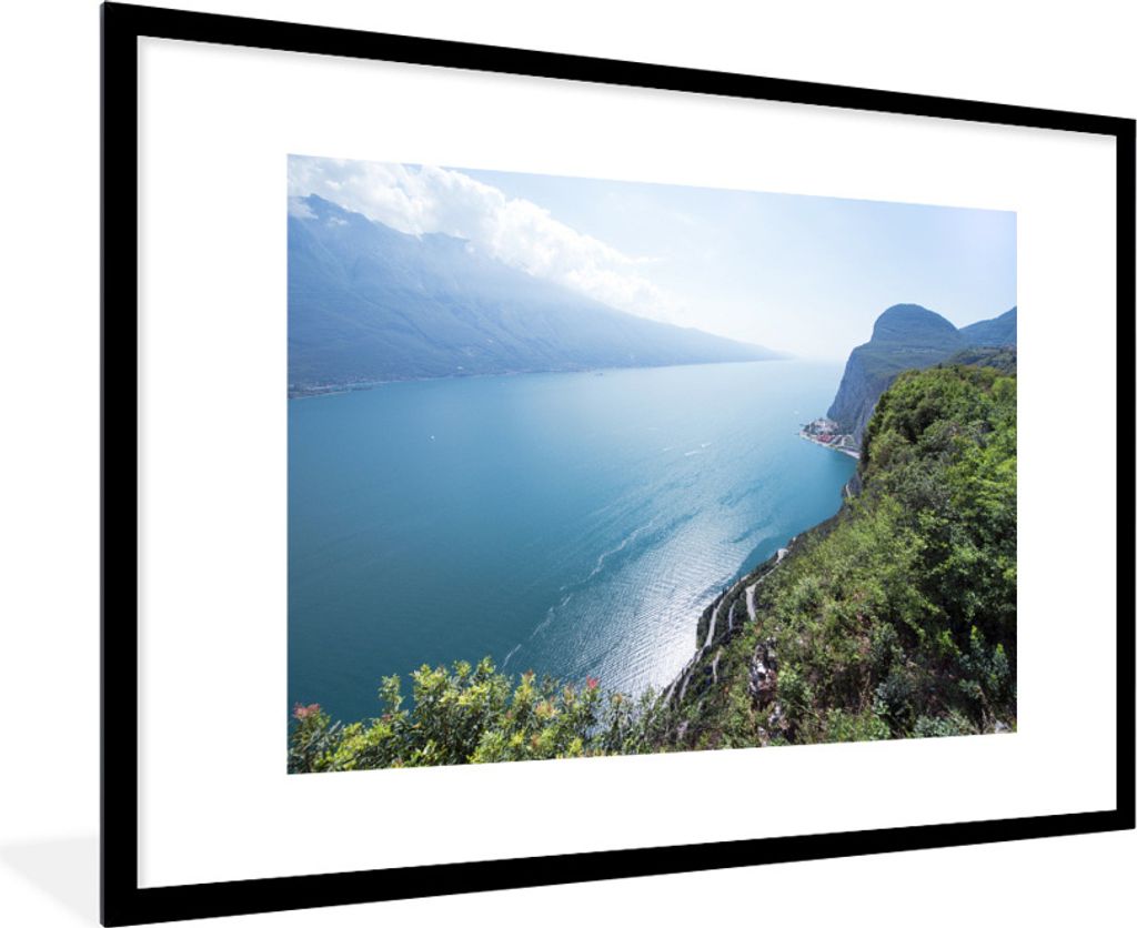 MuchoWow Gerahmtes Poster Gardasee - Wasser - Küste 90x60 cm - Poster mit Schwarzem Bilderrahmen Wandposter Rahmen Foto Bilder - Wanddekoration ...
