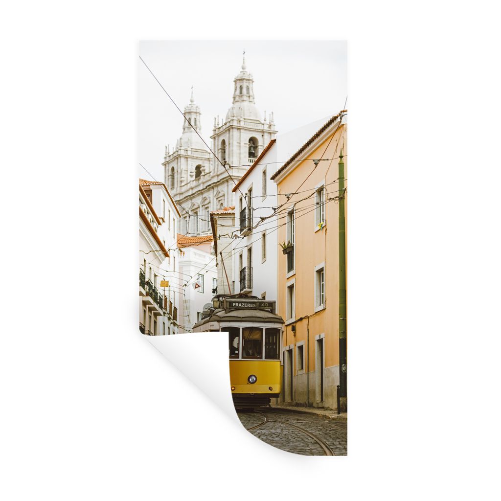 MuchoWow Wandtattoo Wandsticker Wandaufkleber Die berühmte gelbe Straßenbahn fährt durch Lissabon 80x160 cm Selbstklebend und Repositionierbar...
