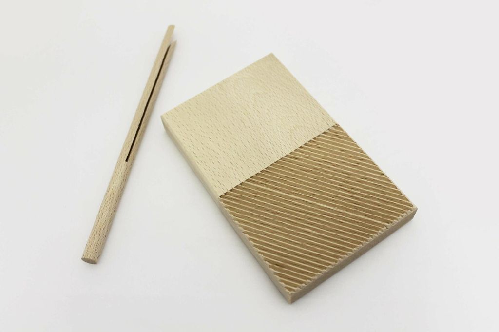 Gnocchibrett Garganellibrett aus Buchenholz mit geöffnetem Ausrollstab