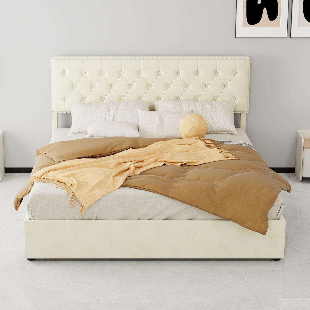 Polsterbett 160x200 Beige aus Dutch Velvet, Doppelbett mit Hydraulik-Stauraum & Nietendekor, modernes Samtbett mit Lattenrost & hohem Kopfteil
