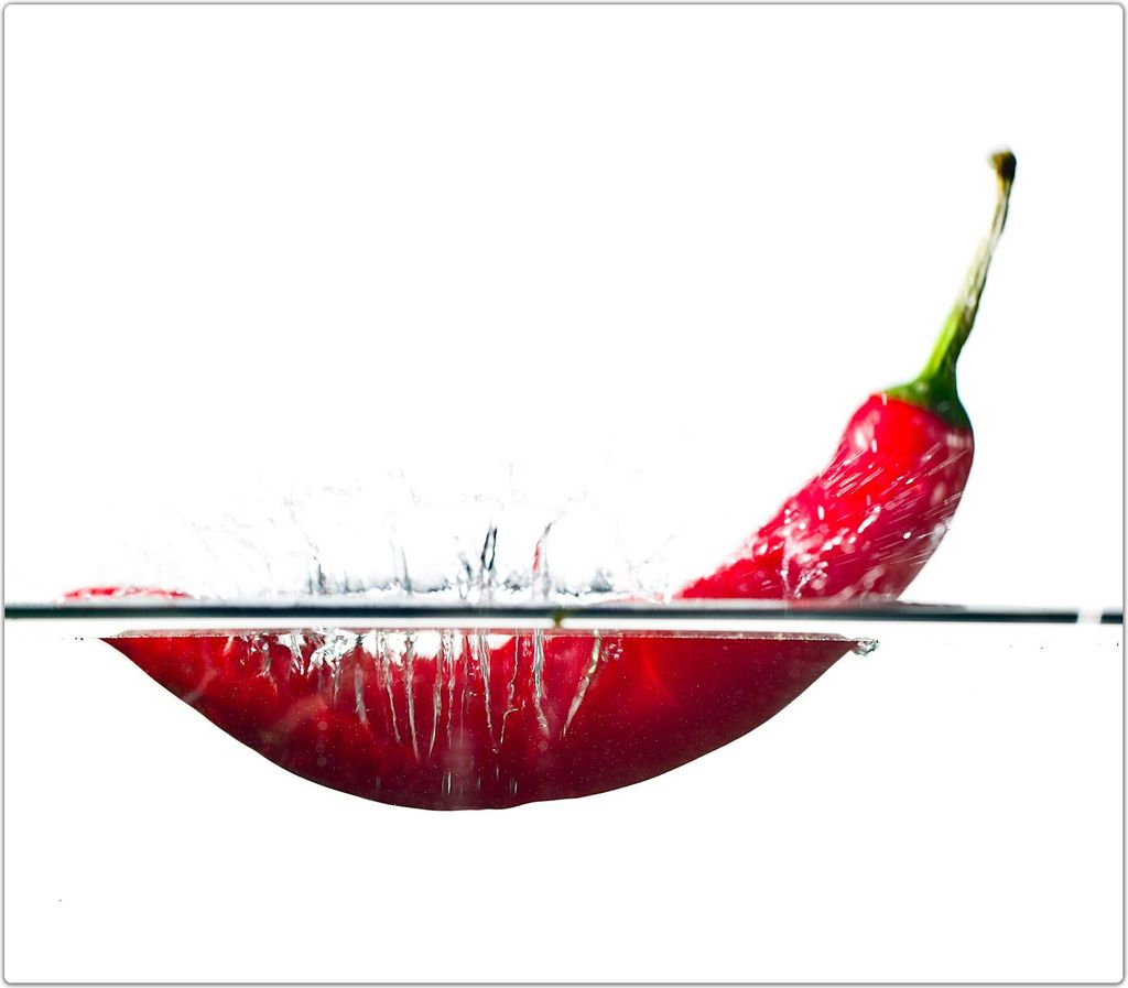 Spritzschutz Herdabdeckplatte Schneidebrett aus Glas Chilischote auf Wasser 1-Teilig (60x52cm)