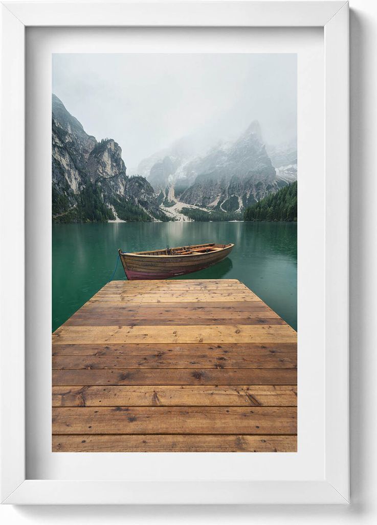 Landschaft - Steg, Boot, See, Wälder und Berge– Wandbild mit Rahmen – Gerahmtes Bild – Wanddekoration – 20x30 cm – Weiß