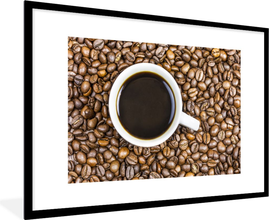 MuchoWow Gerahmtes Poster Eine Tasse Kaffee ist von einem Haufen Kaffeebohnen umgeben 90x60 cm - Poster mit Schwarzem Bilderrahmen Wandposter Rah...