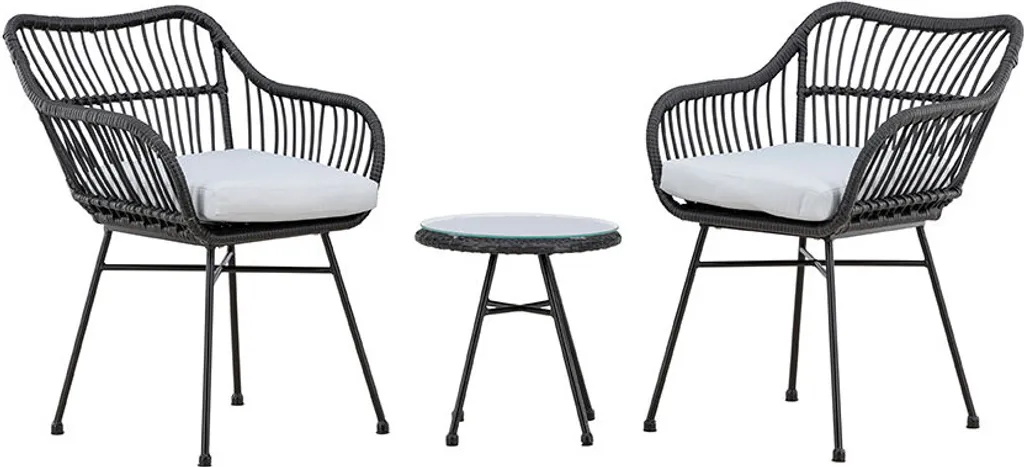 Petit salon de thé extérieur avec 2 fauteuils confortables et table