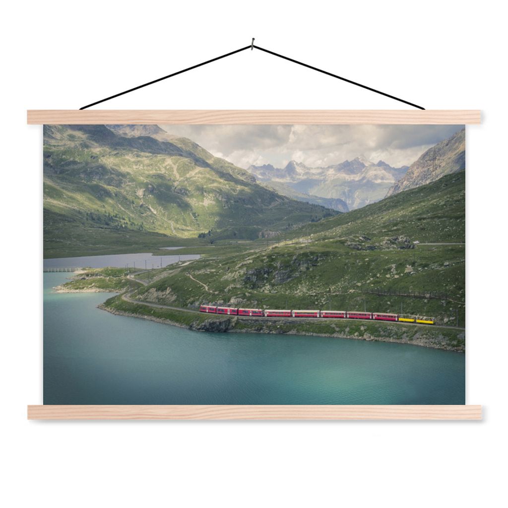 MuchoWow Textilposter Ein Zug entlang des blauen Wassers 60x40 cm mit holzfarbenen Rahmen - Bilder