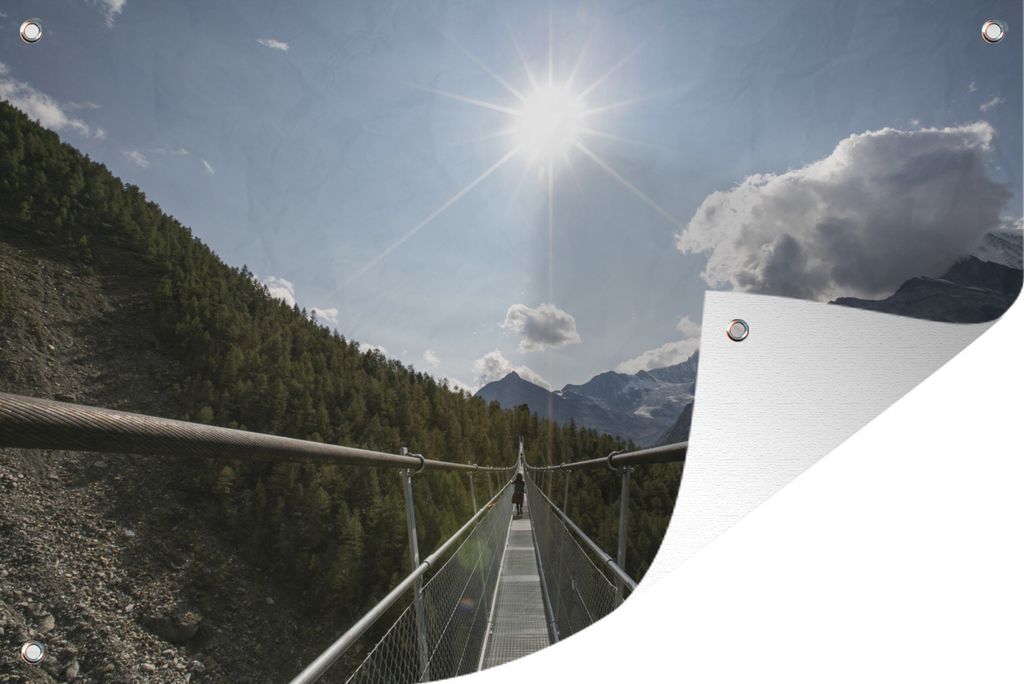 MuchoWow 90x60 cm Outdoor-Poster Gartendeko Sichtschutz Garten Poster für den Garten Die Hängebrücke in der Schweiz, die Charles Kuonen Häng...