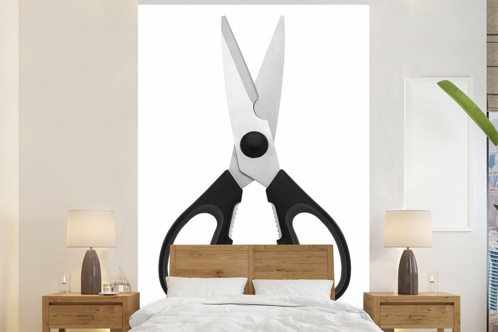 MuchoWow Fototapete für Wohnzimmer oder Schlafzimmer Wandtapete Vinyl Motivtapete Offene Stahlschere mit schwarzen Kunststoffgriffen auf weißem...