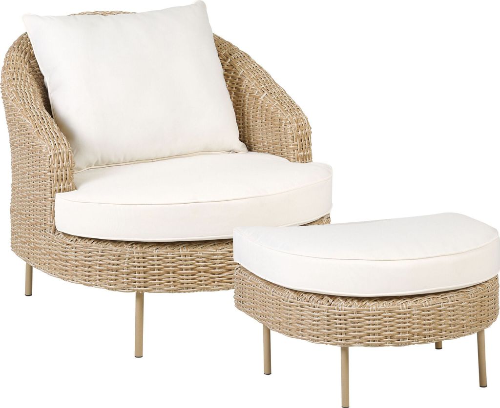 BELIANI Gartensessel mit Fußhocker Naturfarbener Farbton Weiße Kissen PE Rattan Boho Design Outdoor Sitzmöbel