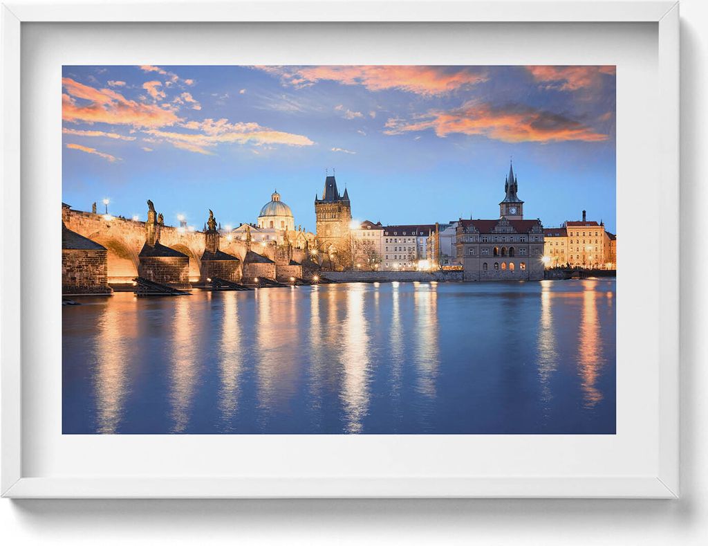 Städtische Landschaft am Abend– Wandbild mit Rahmen – Gerahmtes Bild – Wanddekoration – 70x50 cm – Weiß Rahmen