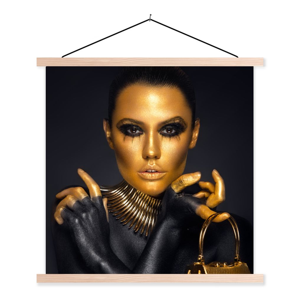 MuchoWow Textilposter Make-up - Tasche - Gold - Luxus - Frau 40x40 cm mit holzfarbenen Rahmen - Posterleiste