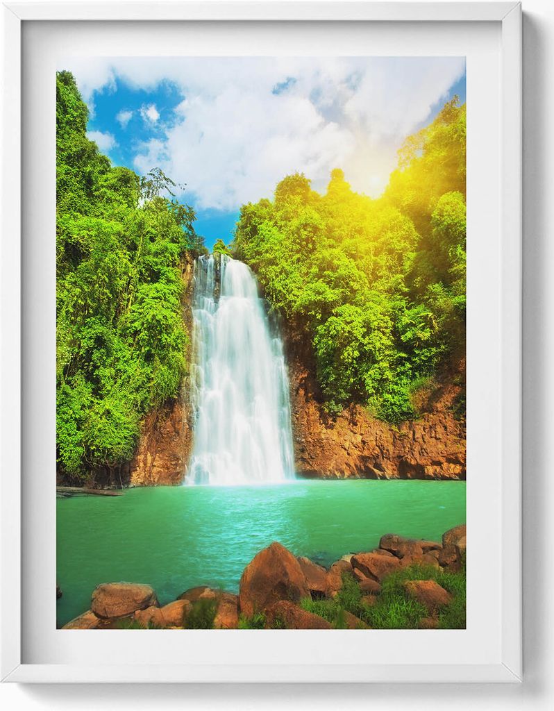 Landschaft eines Wasserfalls im Grünen– Wandbild mit Rahmen – Gerahmtes Bild – Wanddekoration – 60x80 cm – Weiß Rahmen