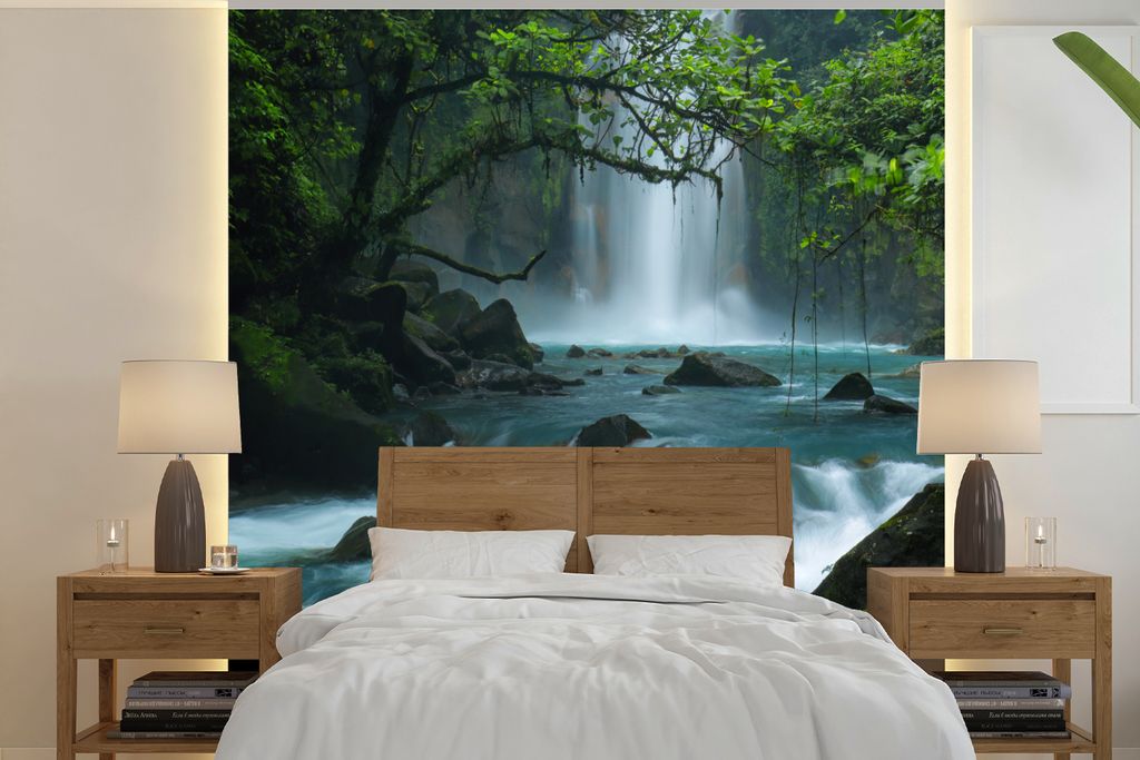 MuchoWow Fototapete für Wohnzimmer oder Schlafzimmer Wandtapete Vinyl Motivtapete Leuchtend blauer Wildfluss und Wasserfälle im Regenwald von C...