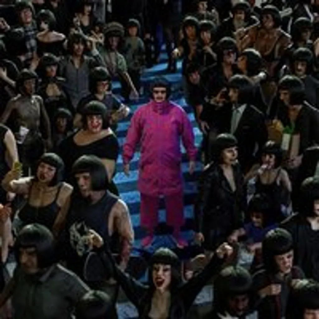 Poster Seul dans la foule - Habillez vos Murs Vides avec Style et Âme