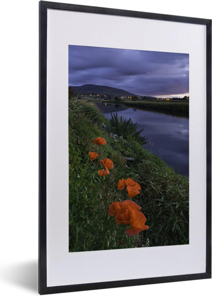 MuchoWow Gerahmtes Poster Rote Mohnblumen am Wasser 40x60 cm - Poster mit Schwarzem Bilderrahmen Wandposter Rahmen Foto Bilder - Poster in Rahmen