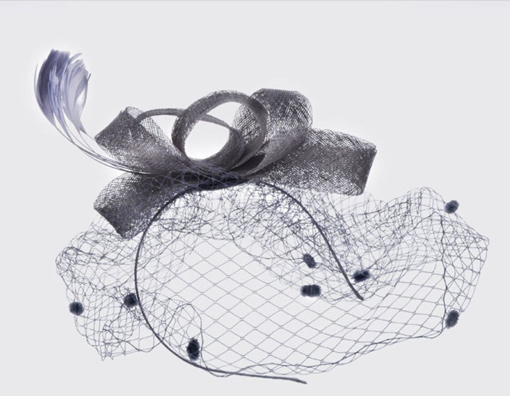 INF Eleganter Fascinator-Hut aus Netzstoff mit Federn Grau