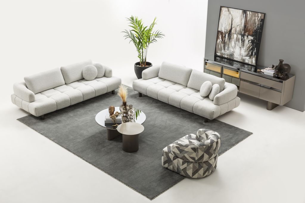 Stilvolles Wohnzimmer-Set mit großzügigen Sitzmöbeln und Tischen