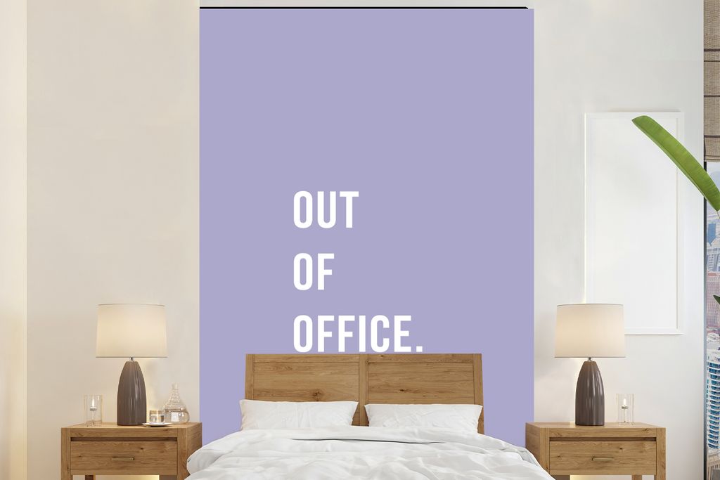 MuchoWow Fototapete für Wohnzimmer oder Schlafzimmer Wandtapete Vinyl Motivtapete Zitate - Außer Haus - Lila - 170x260 cm - Wohnzimmertapete