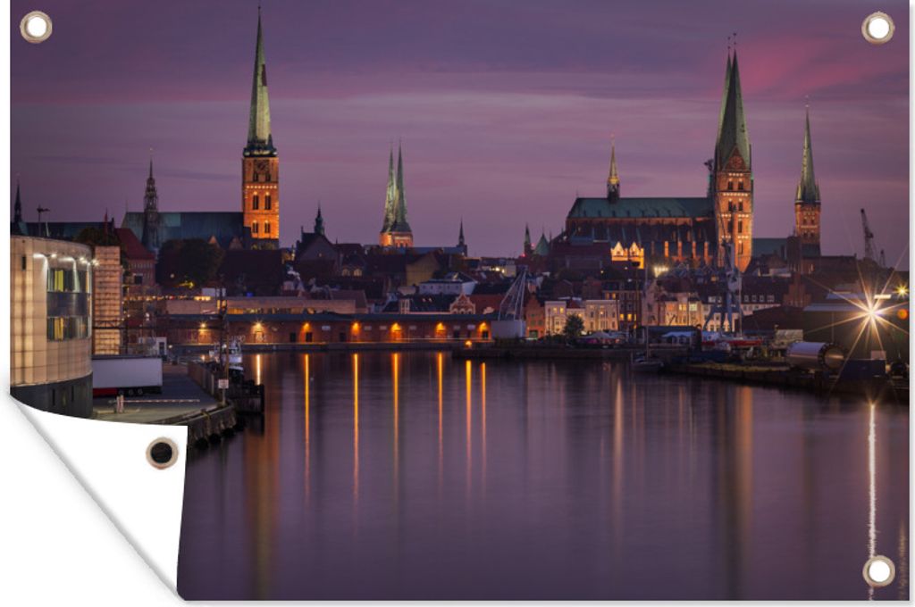MuchoWow 90x60 cm Outdoor-Poster Gartendeko Sichtschutz Garten Poster für den Garten Lübeck am Abend mit Spiegelung auf dem Wasser, Schleswig-H...