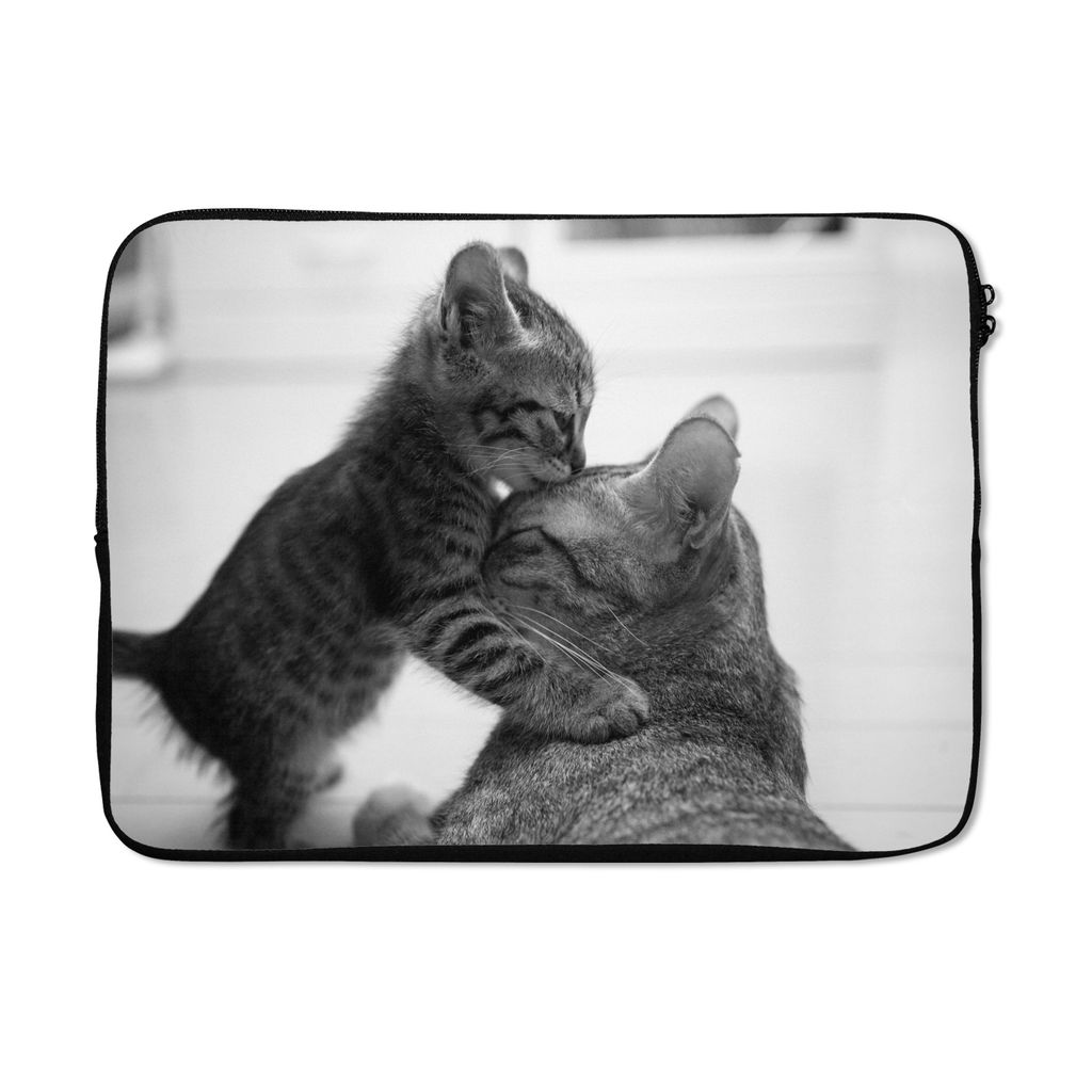 MuchoWow Laptop Hülle 13 Zoll Katze kuschelt mit Kätzchen - schwarz und weiß Laptoptasche - Laptophülle - Sleeve - Rundumschutz