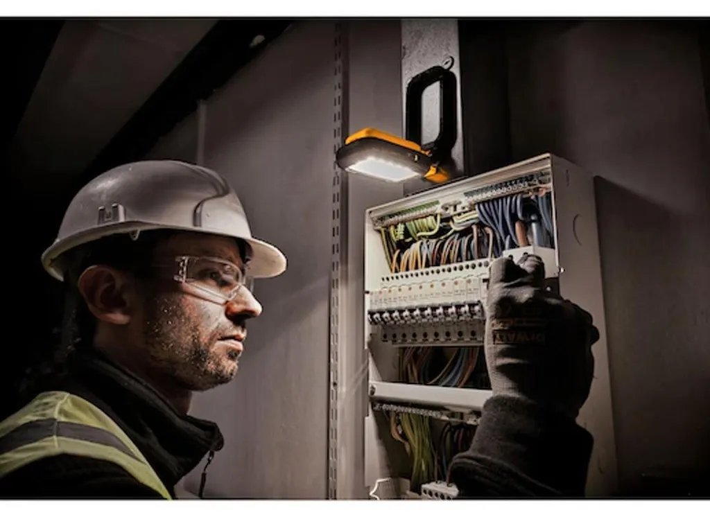 Lampe de travail USB-C DEWALT DCL182-XJ : Éclairage LED Compact - 7