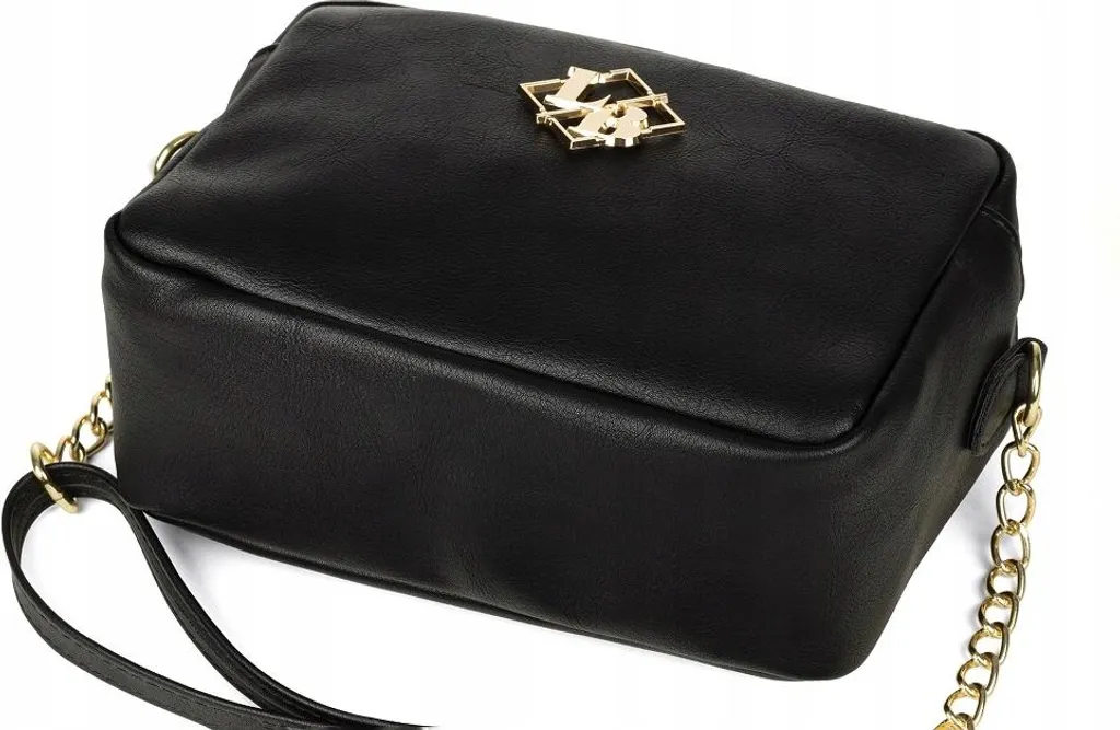 Sac messenger noir mat matelassé doté d'une chaîne d'épaule
