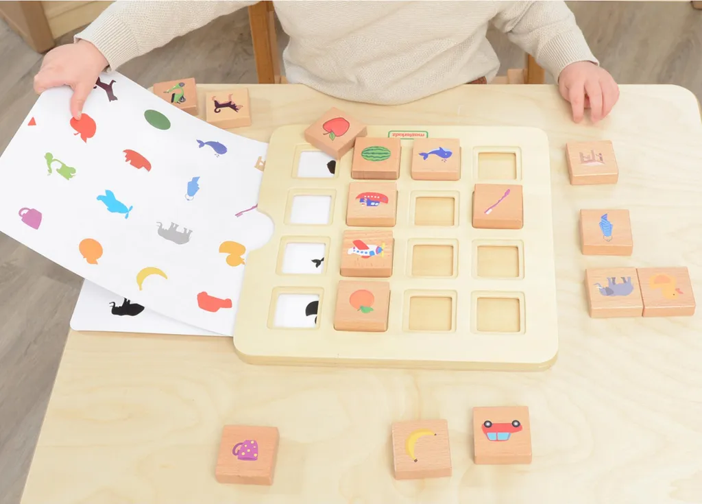 Jeu Montessori en bois Masterkidz avec formes et textures variées