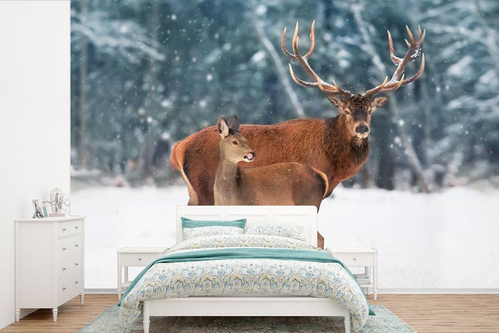 MuchoWow Fototapete für Wohnzimmer oder Schlafzimmer Wandtapete Vinyl Motivtapete Hirsche - Wald - Schnee - 600x400 cm - Vinyltapeten