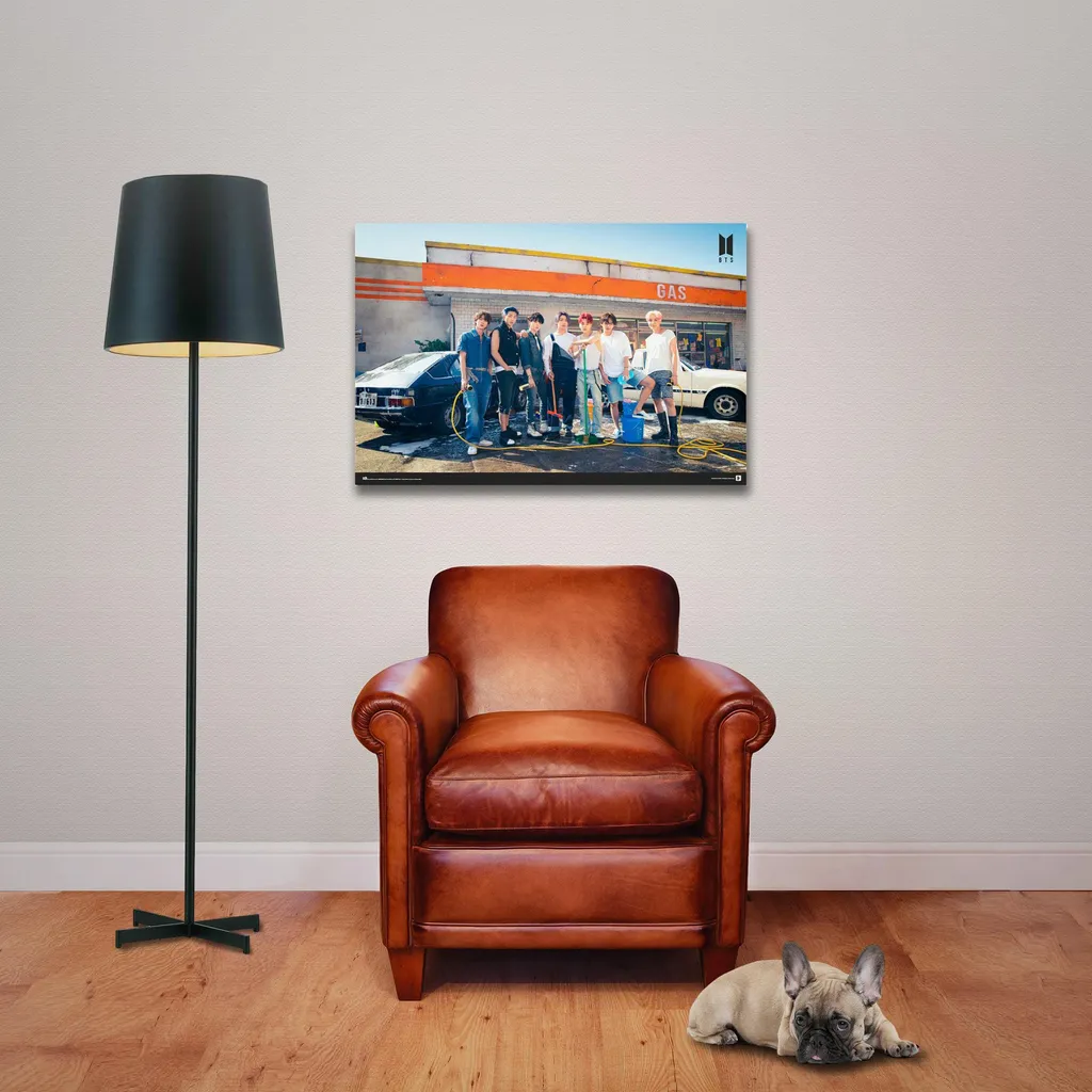 Kit Poster BTS Gas Station et Support Bois Noir 92cm sans Abîmer les Murs