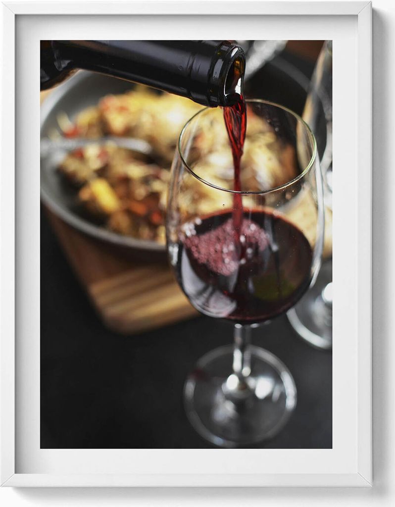 Rotwein in ein Glas gießen– Wandbild mit Rahmen – Gerahmtes Bild – Wanddekoration – 60x80 cm – Weiß Rahmen