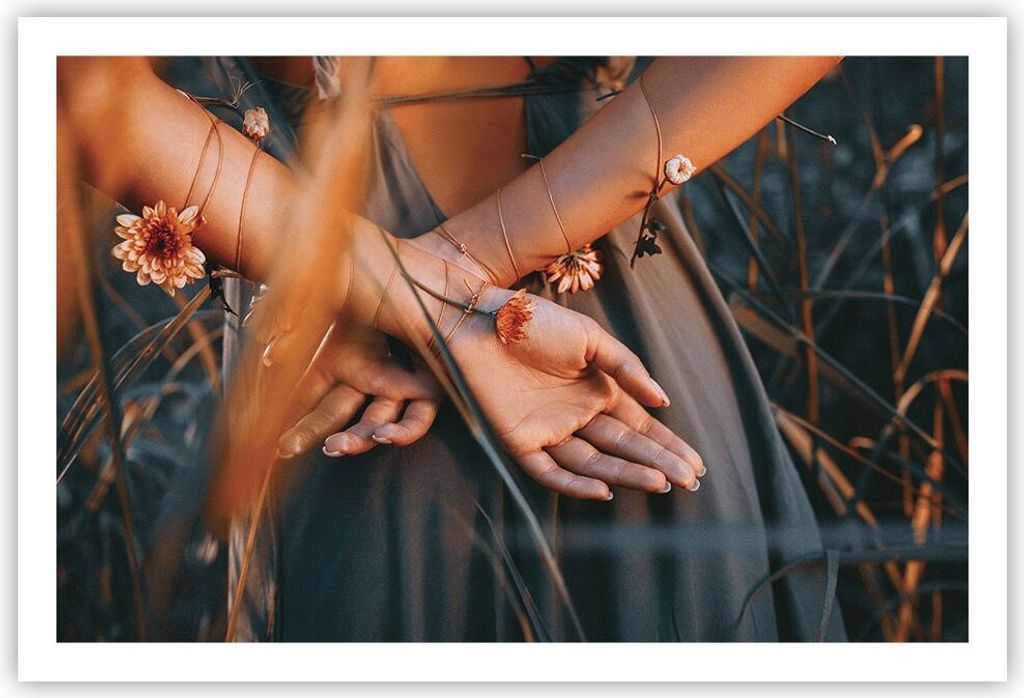 Poster - Poster ohne Rahmen - Frau Hände Wiese - 91,5x61 cm - Wand Bild - Wanddeko - Wandbilder - Kunstposter - Wandposter - Bilder - Kunstdruck -...