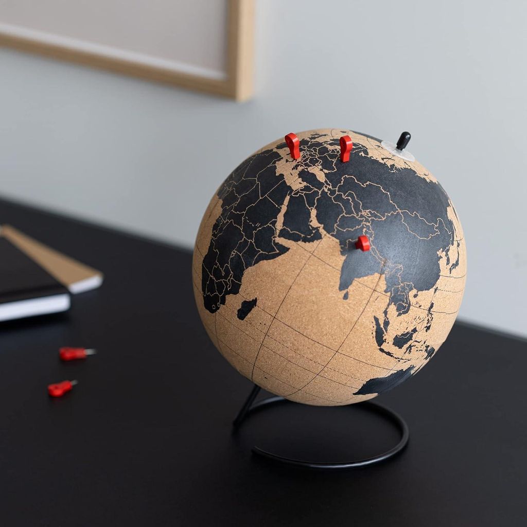 Dekorative Weltkugel aus Kork - Educative Weltkugel - Pinnwand - Inkl. 10 Holz-Pinnnadeln - 20 cm Durchmesser