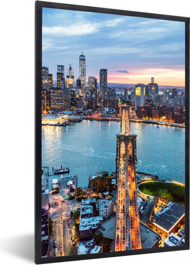 MuchoWow Gerahmtes Poster Eine Luftaufnahme der New Yorker Brooklyn Bridge bei Sonnenuntergang 60x90 cm - Poster mit Schwarzem Bilderrahmen Wandp...