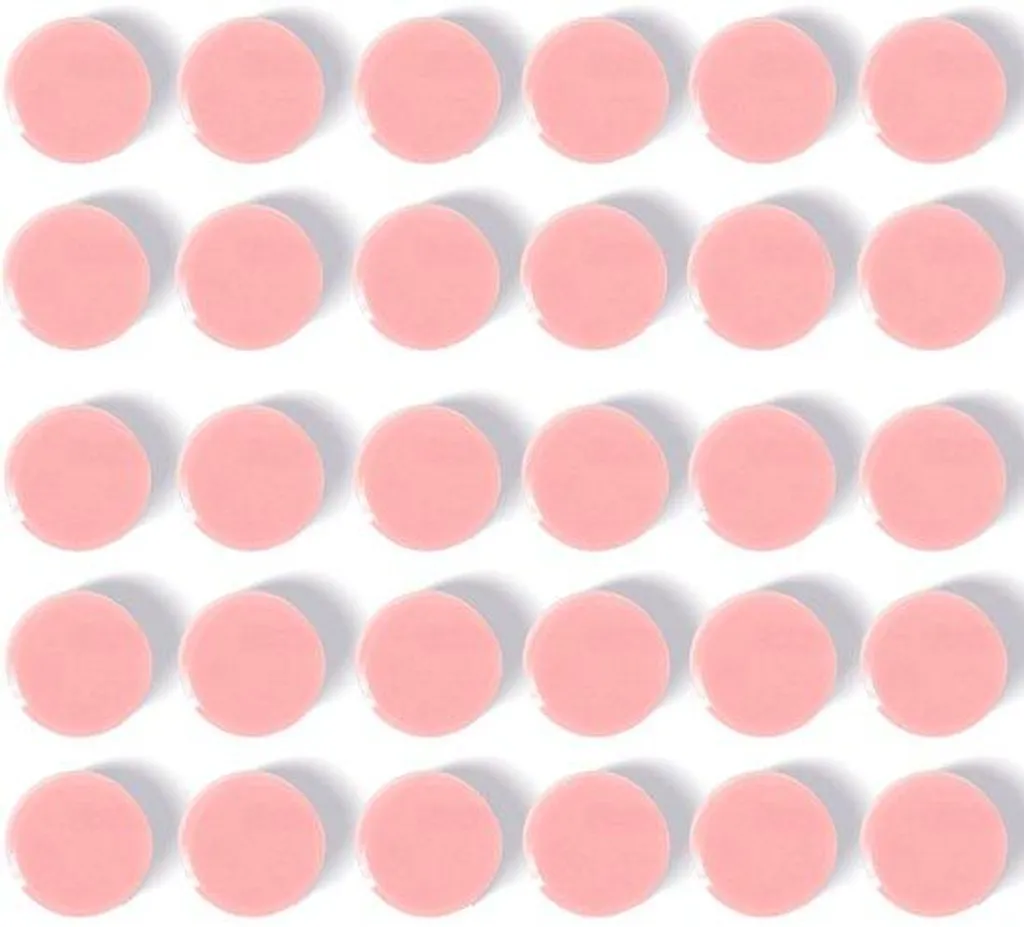Petits aimants rose pastel pour fixer vos notes sans abîmer le tableau
