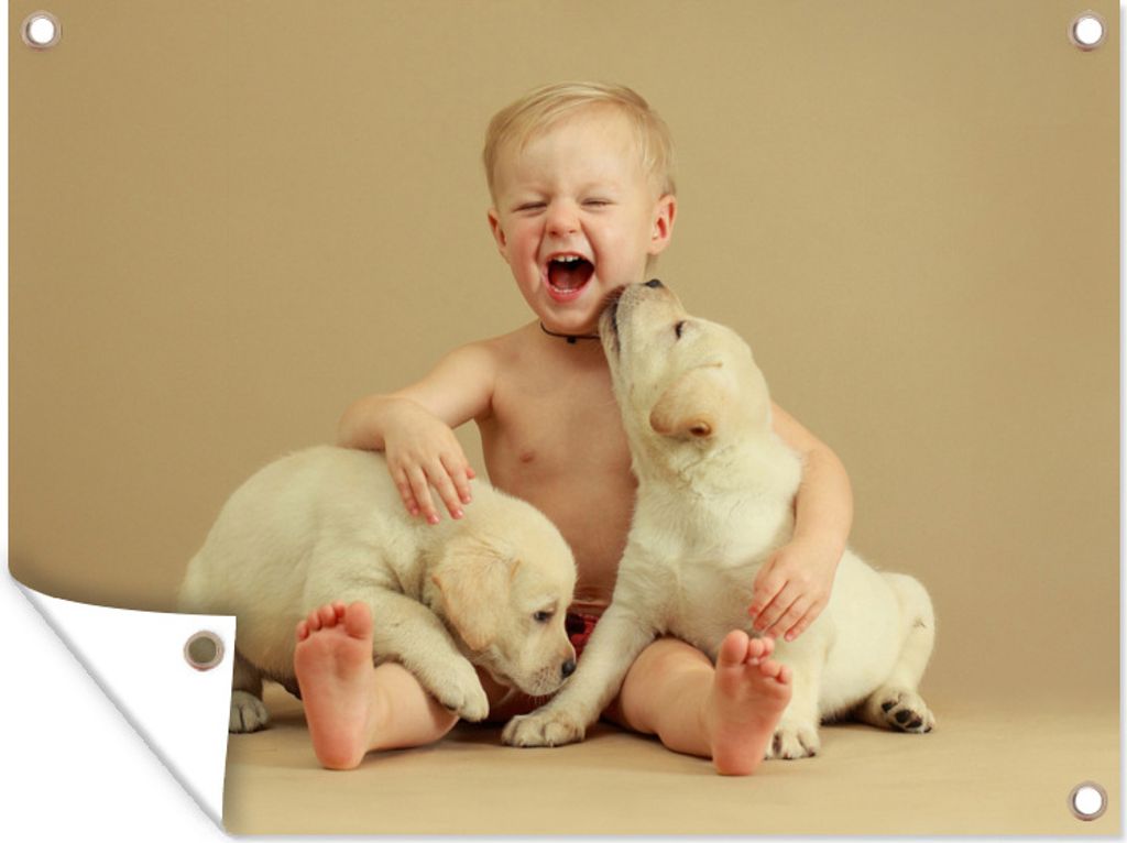 MuchoWow 80x60 cm Outdoor-Poster Gartendeko Sichtschutz Garten Poster für den Garten Ein Kind mit zwei Labradorwelpen auf dem Schoß