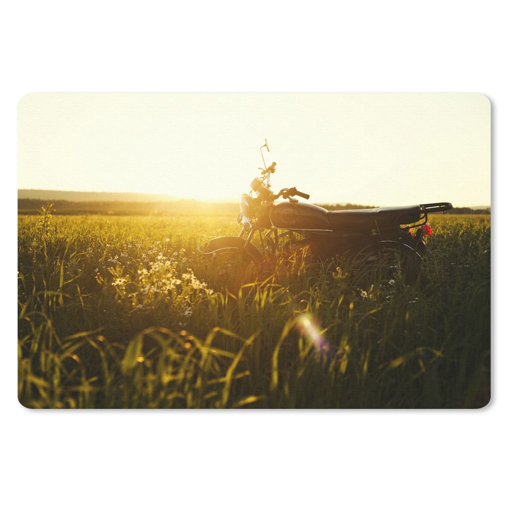 MuchoWow Schreibtischunterlage Ein geparktes Motorrad in einer ländlichen Gegend bei Sonnenaufgang 60x40 cm - XXL Mauspad - Großes Mauspad
