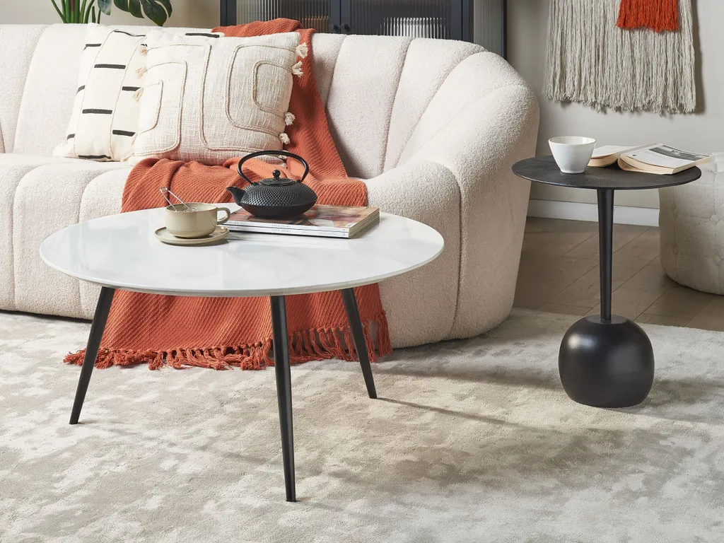 Table basse plateau marbre facile à nettoyer avec pieds noirs robustes