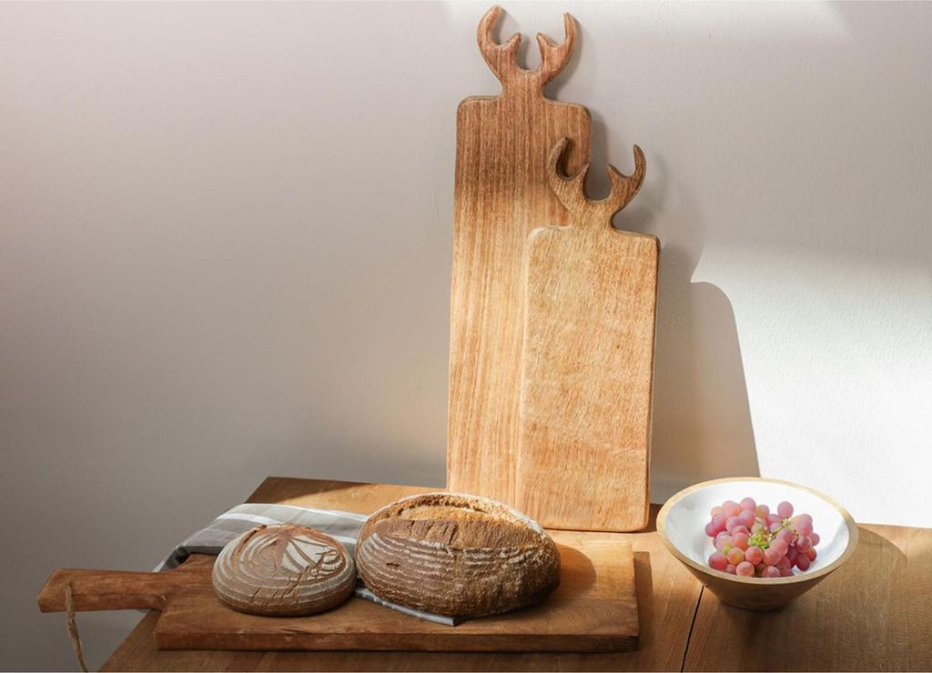 8x Servierbrett Mangoholz 56x15x1,7cm mit Geweih Motiv rustikales Holzbrett Servierplatte Schneidebrett natürliche Deko für Küche und Esstisch