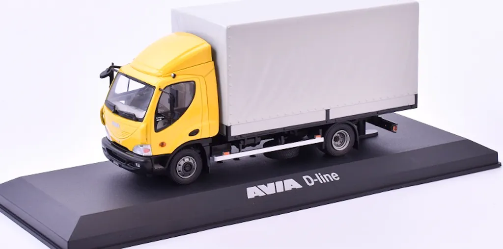 Véhicule Miniature Avia D-Line Jaune 1:43 - Camion de Transport avec Voile
