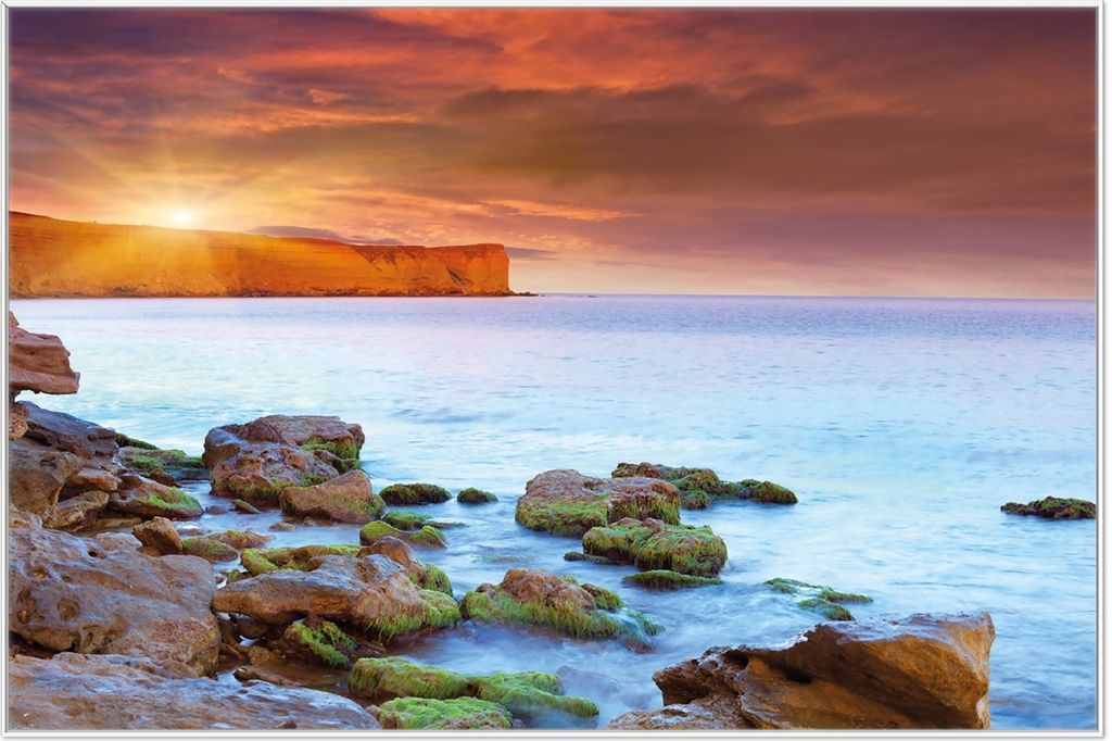 Wallario Wandbild Sonnenaufgang am Meer mit Landzunge und Felsen im Wasser, Größe: 61 x 91,50 cm, Poster mit weißem Aluminiumrahmen