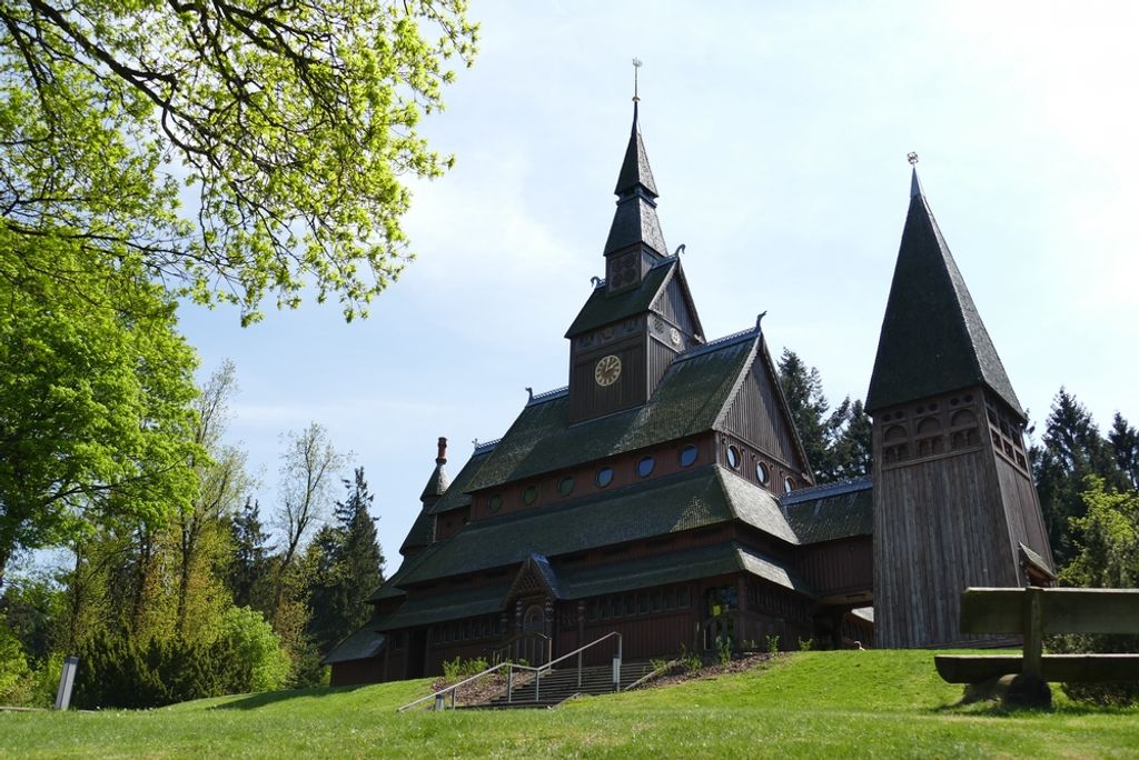 hansepuzzle 66103 - Stabkirche Puzzle, 2000 Teile, Religion, 90,0 x 60,0cm mit hochwertiger Aufbewahrung, Kartonbox und wiederverschließbarem Beutel