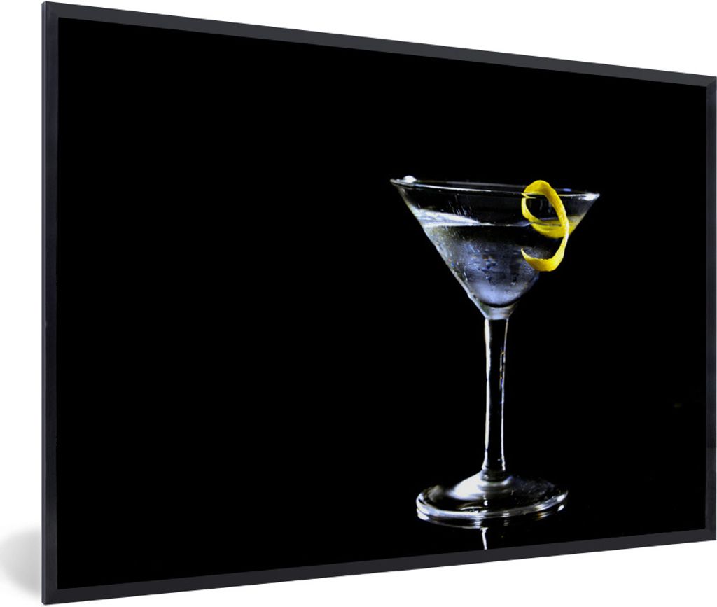 MuchoWow Gerahmtes Poster Martini mit Zitronenspitze auf schwarzem Hintergrund 90x60 cm - Poster mit Schwarzem Bilderrahmen Wandposter Rahmen Fot...